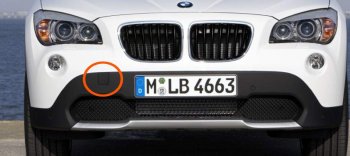 649 р. Заглушка в передний бампер SAT (под крюк, дорестайлинг)  BMW X1  E84 (2009-2015) (Неокрашенная)  с доставкой в г. Калуга. Увеличить фотографию 1