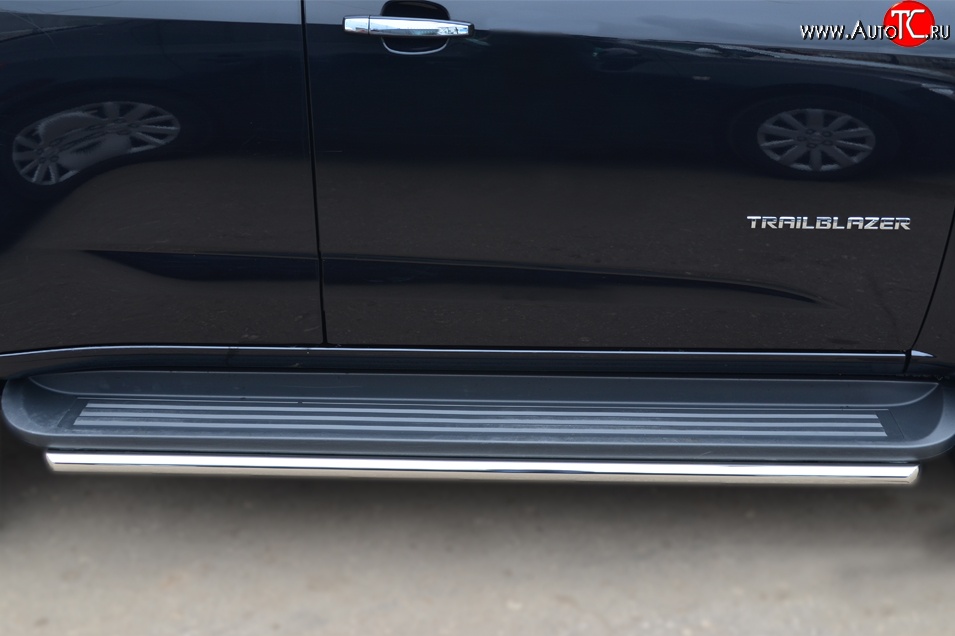 13 849 р. Защита порогов из круглой трубы диаметром 42 мм Russtal  Chevrolet Trailblazer  GM800 (2012-2016)  с доставкой в г. Калуга