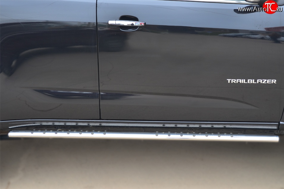 19 799 р. Защита порогов с круглыми вставками для ног из овальной трубы диаметром 75x42 мм Russtal  Chevrolet Trailblazer  GM800 (2012-2016)  с доставкой в г. Калуга