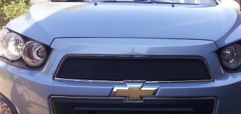 2 899 р. Защитная сетка решетки радиатора Стрелка 11 Стандарт (алюминий/пластик)  Chevrolet Aveo  T300 (2011-2015) (Цвет: черный)  с доставкой в г. Калуга. Увеличить фотографию 1