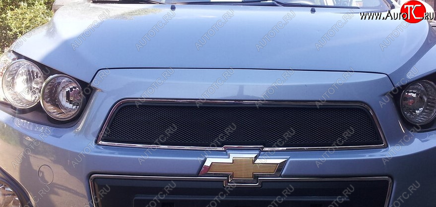 2 899 р. Защитная сетка решетки радиатора Стрелка 11 Стандарт (алюминий/пластик)  Chevrolet Aveo  T300 (2011-2015) (Цвет: черный)  с доставкой в г. Калуга