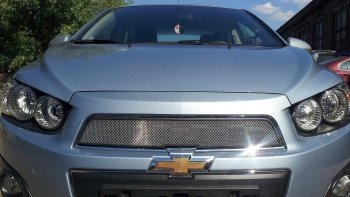 2 999 р. Защитная сетка решетки радиатора Стрелка 11 Стандарт (алюминий/пластик)  Chevrolet Aveo  T300 (2011-2015) (Цвет: хром)  с доставкой в г. Калуга. Увеличить фотографию 1