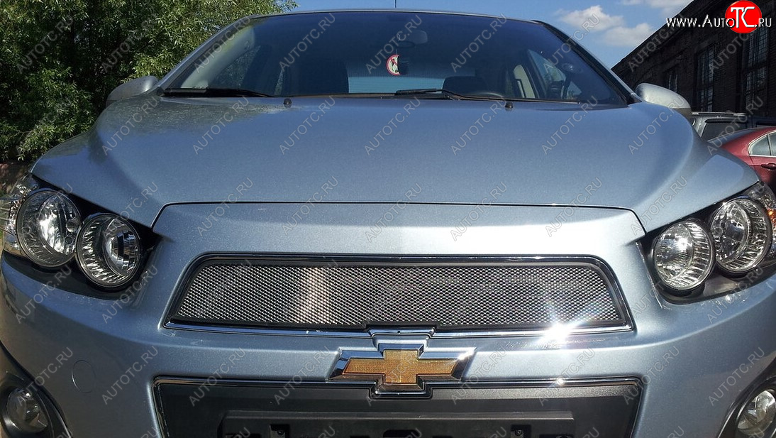 2 999 р. Защитная сетка решетки радиатора Стрелка 11 Стандарт (алюминий/пластик)  Chevrolet Aveo  T300 (2011-2015) (Цвет: хром)  с доставкой в г. Калуга