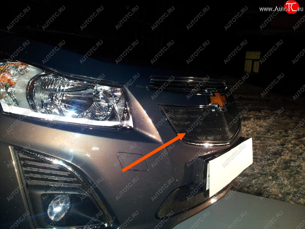 3 279 р. Защитная сетка решетки радиатора Стрелка 11 Стандарт (алюминий/пластик)  Chevrolet Cruze ( седан,  хэтчбек,  универсал) (2012-2015) (Цвет: черный)  с доставкой в г. Калуга