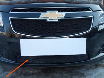 2 799 р. Защитная сетка радиатора в бампер Стрелка 11 Стандарт (алюминий, пластик) Chevrolet Cruze седан J300 (2009-2012) (Цвет: черный)  с доставкой в г. Калуга. Увеличить фотографию 1