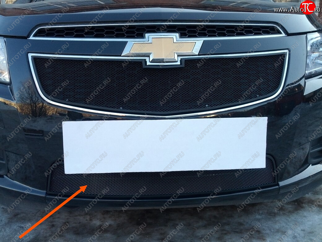 2 799 р. Защитная сетка радиатора в бампер Стрелка 11 Стандарт (алюминий, пластик) Chevrolet Cruze седан J300 (2009-2012) (Цвет: черный)  с доставкой в г. Калуга