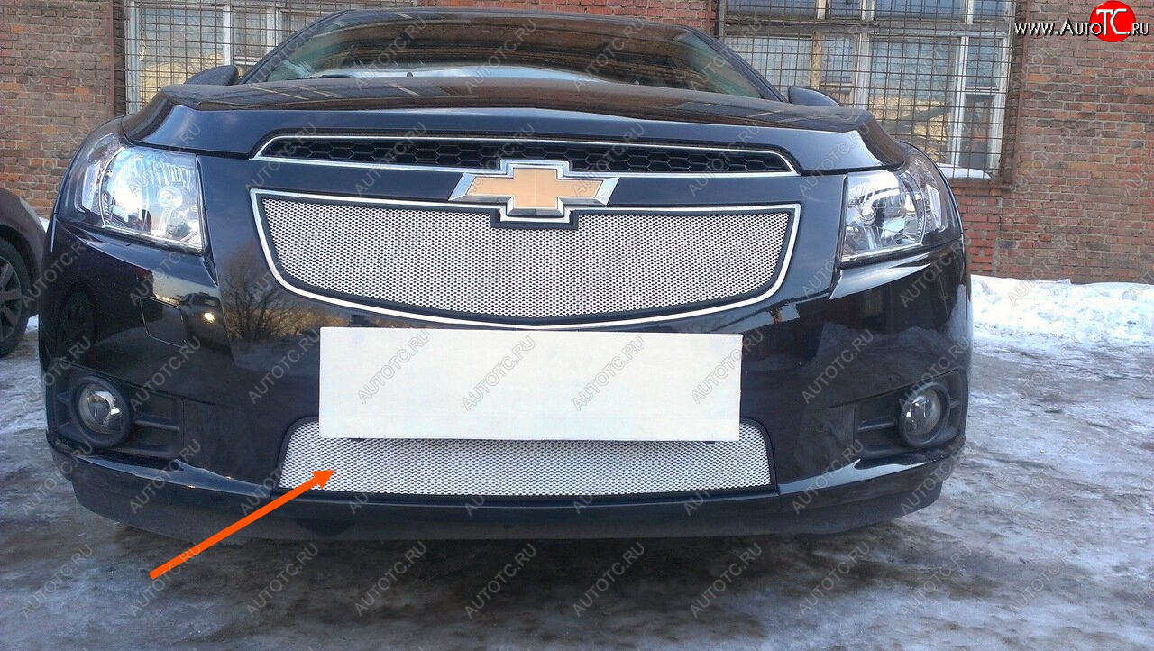 2 999 р. Защитная сетка радиатора в бампер Стрелка 11 Стандарт (алюминий, пластик)  Chevrolet Cruze ( седан,  хэтчбек) (2009-2012) (Цвет: хром)  с доставкой в г. Калуга