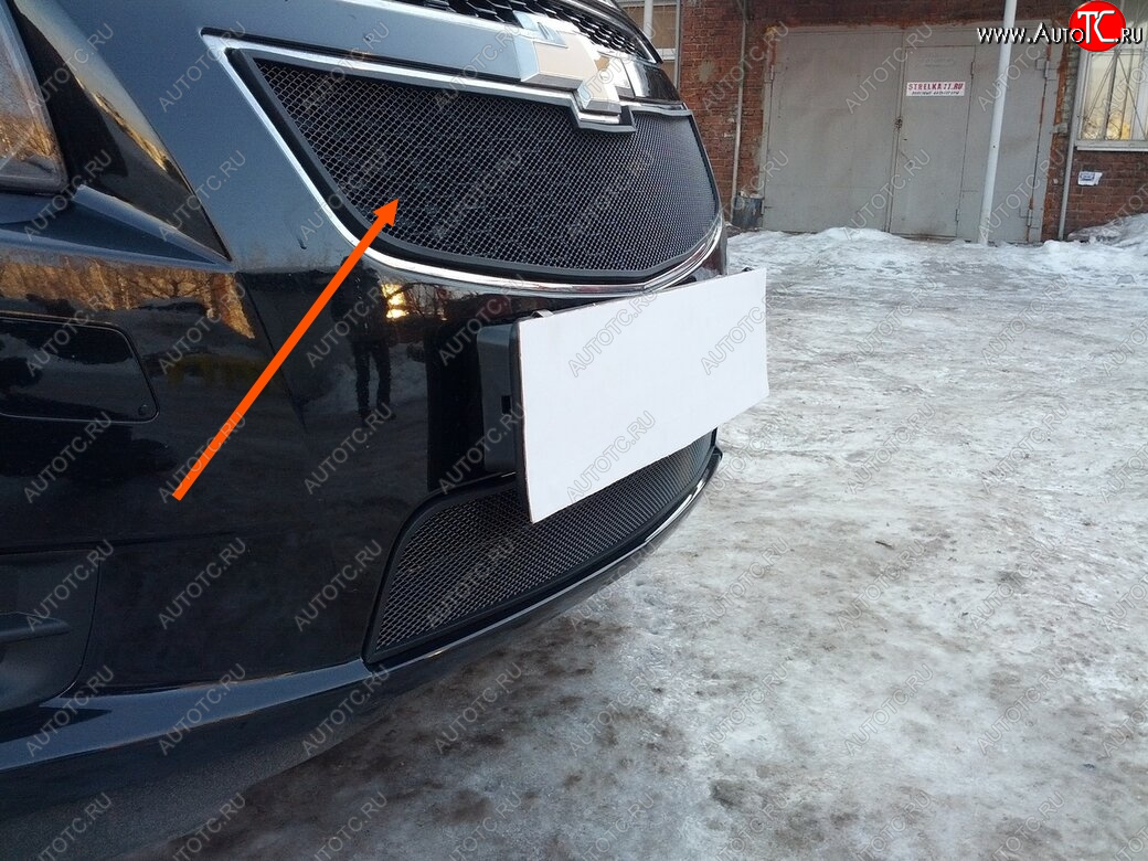 3 279 р. Защитная сетка решетки радиатора Стрелка 11 Стандарт (алюминий/пластик)  Chevrolet Cruze ( седан,  хэтчбек) (2009-2012) (Цвет: черный)  с доставкой в г. Калуга