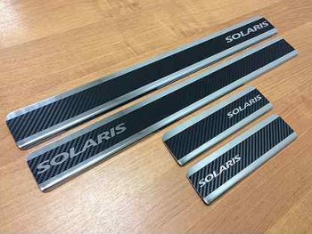 2 599 р. Пороги накладки Russtal  Hyundai Solaris  2 (2017-2022) (Нержавейка с покрытием карбон и надписью)  с доставкой в г. Калуга. Увеличить фотографию 1
