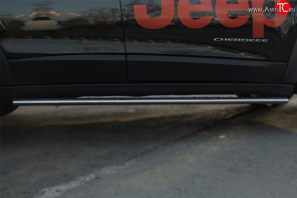 20 749 р. Защита порогов с круглыми вставками для ног из овальной трубы диаметром 75x42 мм Russtal  Jeep Cherokee  Trailhawk (2014-2024)  с доставкой в г. Калуга