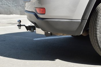 16 249 р. Фаркоп Petroil Tuning (съемный квадрат, с нержавеющей пластиной) Jeep Grand Cherokee WK2 1-ый рестайлинг (2013-2018) (Без заглушки )  с доставкой в г. Калуга. Увеличить фотографию 2