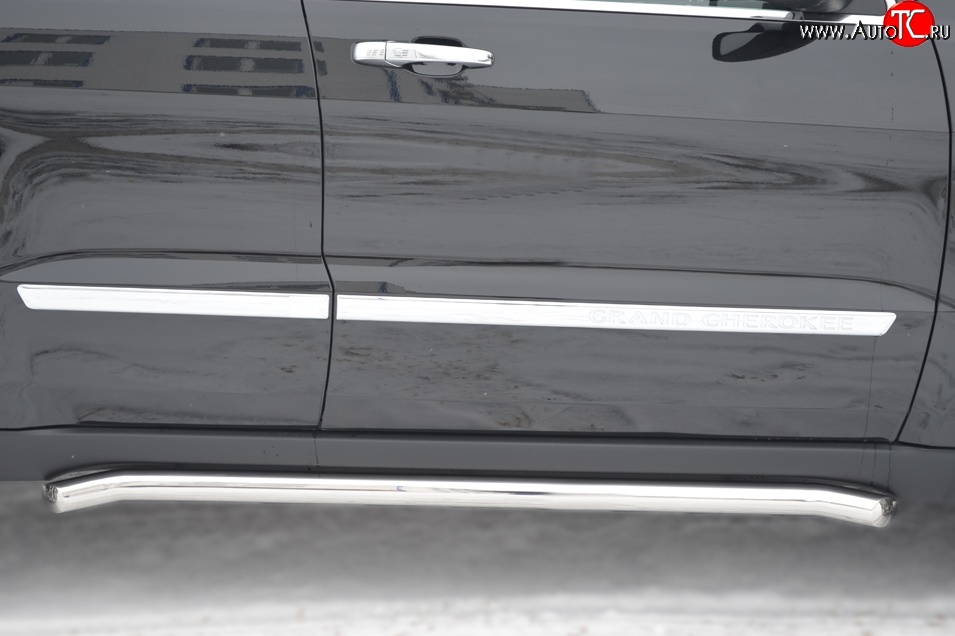 15 799 р. Защита порогов из круглой трубы с загнутыми краями диаметром 63 мм Russtal  Jeep Grand Cherokee  WK2 (2010-2013)  с доставкой в г. Калуга