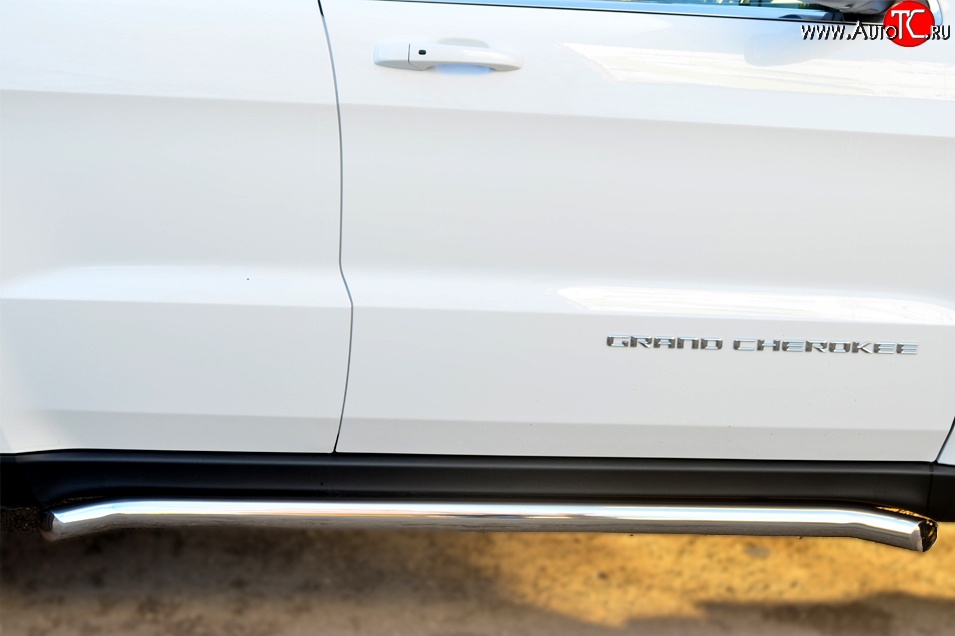 15 799 р. Защита порогов из круглой трубы с загнутыми краями диаметром 63 мм Russtal  Jeep Grand Cherokee  WK2 (2010-2013)  с доставкой в г. Калуга