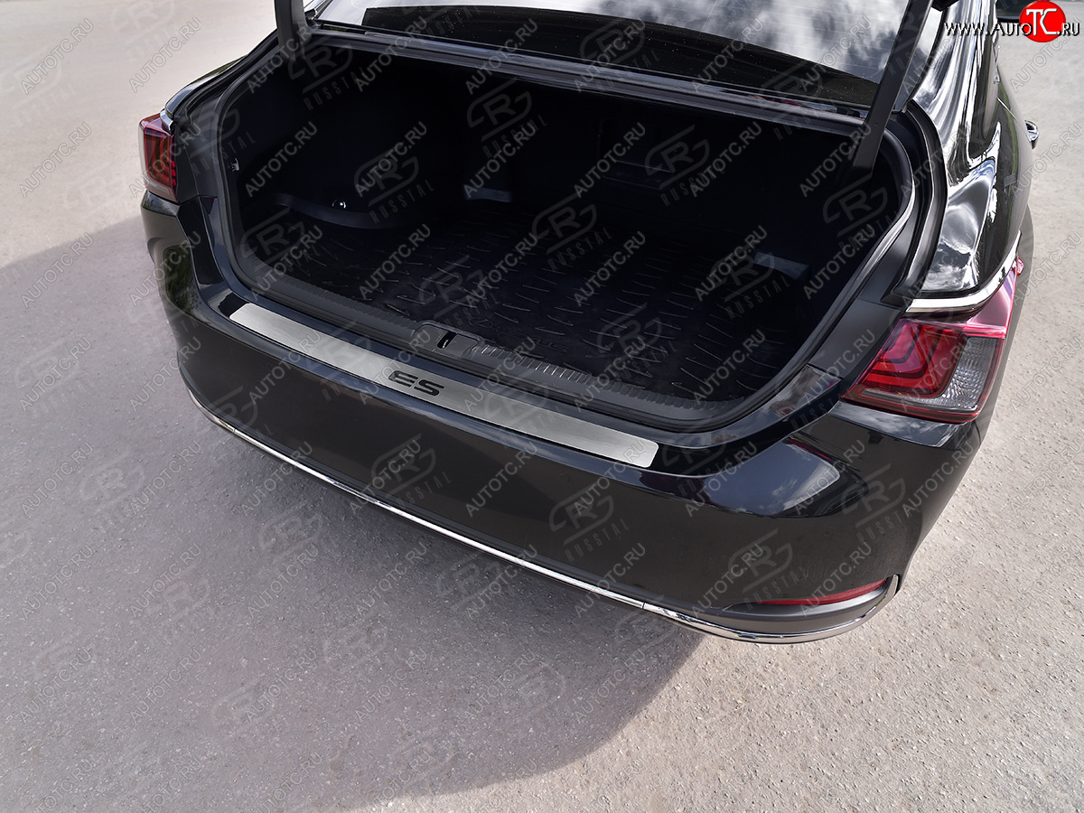 3 299 р. Защитная накладка заднего бампера Russtal  Lexus ES350  XV70 (2018-2022) (Нержавейка шлифованная с надписью)  с доставкой в г. Калуга