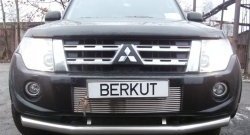 5 699 р. Декоративная вставка воздухозаборника (рестайлинг) Berkut  Mitsubishi Pajero ( 4 V90,  4 V80) (2006-2015)  с доставкой в г. Калуга. Увеличить фотографию 1