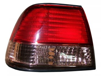 Левый фонарь (внешний/розовая полоса) SAT Nissan Sunny B15 (1998-2004)