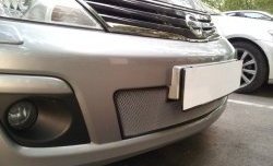 1 539 р. Сетка на бампер Russtal (хром)  Nissan Tiida ( 1 седан,  1 хэтчбек) (2010-2014)  с доставкой в г. Калуга. Увеличить фотографию 1