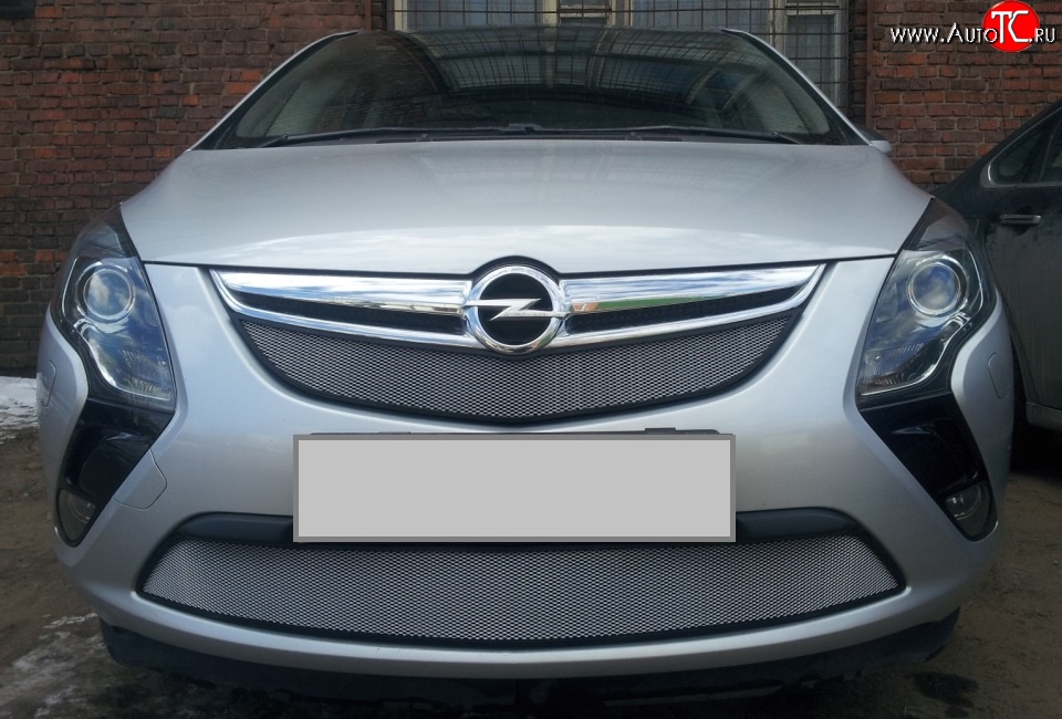1 539 р. Нижняя сетка на бампер Russtal (хром)  Opel Zafira  С (2011-2016)  с доставкой в г. Калуга
