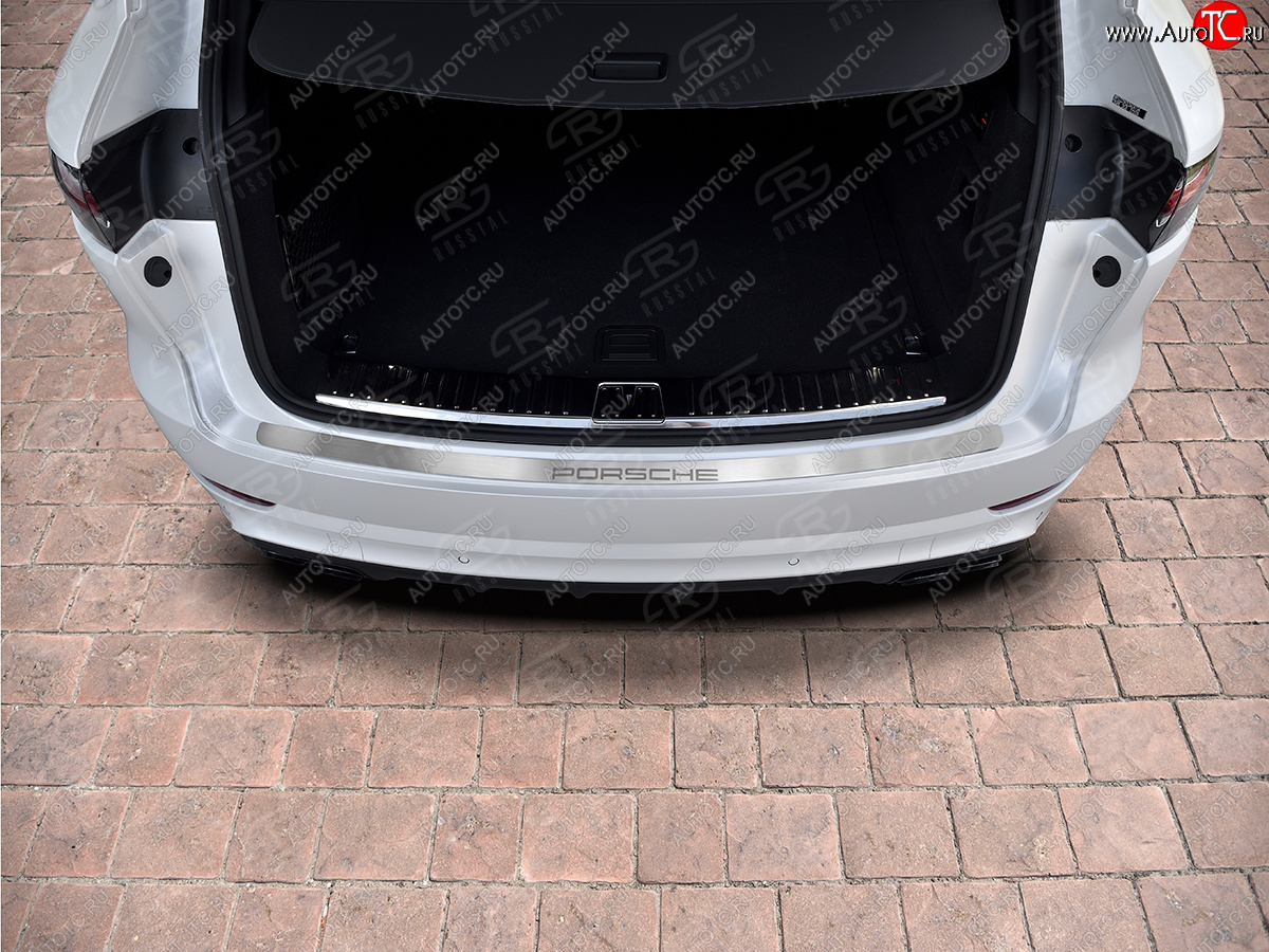 2 249 р. Защитная накладка заднего бампера на Russtal  Porsche Cayenne  PO536 (2018-2024) (Нержавейка шлифованная с надписью)  с доставкой в г. Калуга