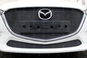3 999 р. Защитная сетка в бампер (верх, ячейка 3х7 мм, с рамкой под номер) Alfeco Стандарт  Mazda 3/Axela  BM (2016-2019) (Чёрная)  с доставкой в г. Калуга. Увеличить фотографию 3