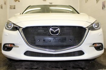 3 999 р. Защитная сетка в бампер (верх, ячейка 3х7 мм, с рамкой под номер) Alfeco Стандарт  Mazda 3/Axela  BM (2016-2019) (Чёрная)  с доставкой в г. Калуга. Увеличить фотографию 1