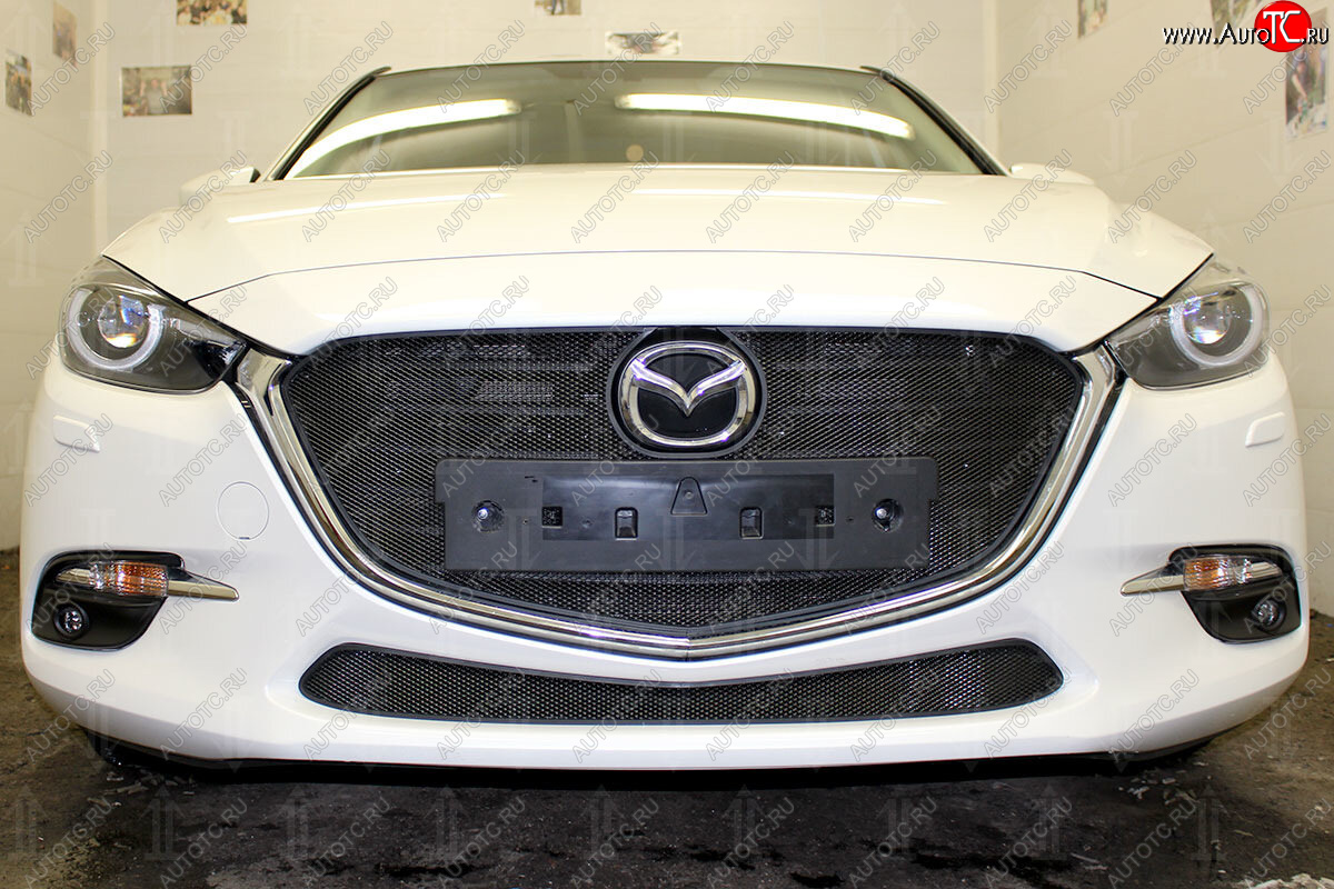 3 999 р. Защитная сетка в бампер (верх, ячейка 3х7 мм, с рамкой под номер) Alfeco Стандарт  Mazda 3/Axela  BM (2016-2019) (Чёрная)  с доставкой в г. Калуга