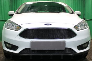 2 969 р. Защитная сетка в бампер (верх, ячейка 3х7 мм, кроме компл.Titanium) Alfeco Стандарт Ford Focus 3 седан рестайлинг (2014-2019) (Чёрная)  с доставкой в г. Калуга. Увеличить фотографию 1