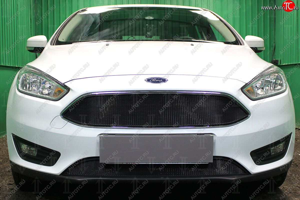 2 969 р. Защитная сетка в бампер (верх, ячейка 3х7 мм, кроме компл.Titanium) Alfeco Стандарт Ford Focus 3 седан рестайлинг (2014-2019) (Чёрная)  с доставкой в г. Калуга