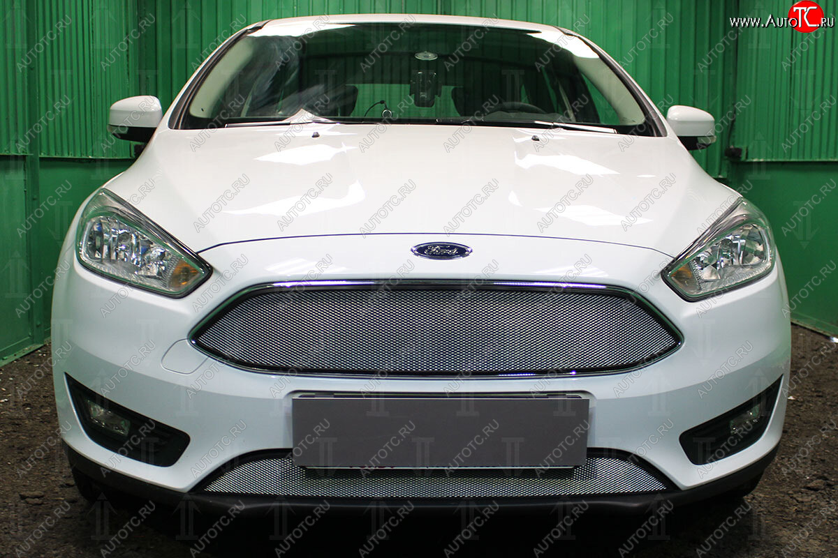 3 099 р. Защитная сетка в бампер (верх, ячейка 3х7 мм, кроме компл.Titanium) Alfeco Стандарт  Ford Focus  3 (2014-2019) (Хром)  с доставкой в г. Калуга