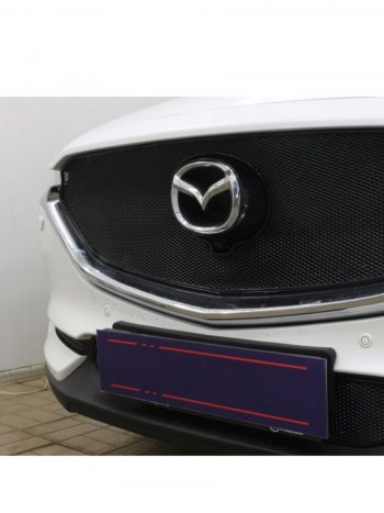 6 549 р. Защитная сетка в бампер (верх, 3D, с камерой, ячейка 4х10 мм) Alfeco Премиум  Mazda CX-5  KF (2016-2024) (Чёрная)  с доставкой в г. Калуга. Увеличить фотографию 3