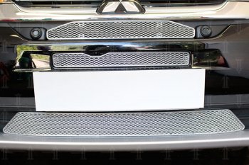 10 649 р. Защитная сетка в бампер (3 части, с парктроником и камерой, ячейка 4х10 мм) Alfeco Премиум  Mitsubishi Outlander  GF (2015-2018) (Хром)  с доставкой в г. Калуга. Увеличить фотографию 2