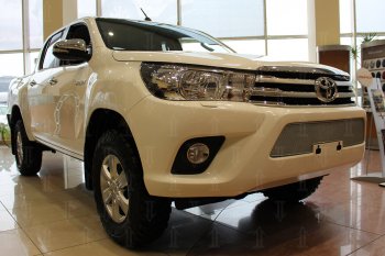 4 499 р. Защитная сетка в бампер (низ, ячейка 4х10 мм) Стрелка11 Премиум Toyota Hilux AN120 дорестайлинг (2016-2020) (Хром)  с доставкой в г. Калуга. Увеличить фотографию 2