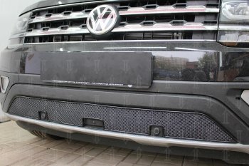 4 849 р. Защитная сетка в бампер (низ, с камерой и парктроником, ячейка 4х10 мм) Стрелка11 Премиум Volkswagen Teramont CA1 дорестайлинг (2016-2020) (Чёрная)  с доставкой в г. Калуга. Увеличить фотографию 2