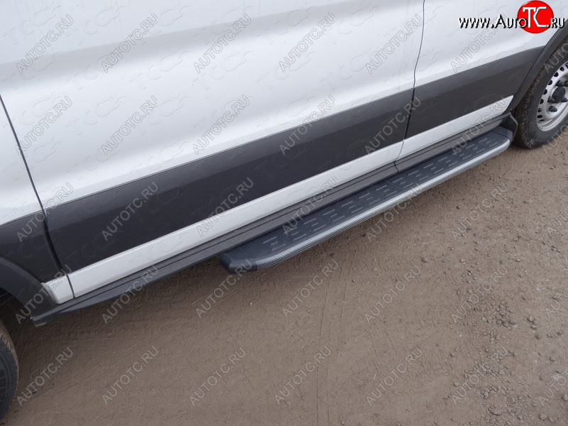 10 649 р. Правый порог алюминиевый с пластиковой накладкой, ТСС Тюнинг  Ford Transit Connect (2013-2018) (карбон)  с доставкой в г. Калуга