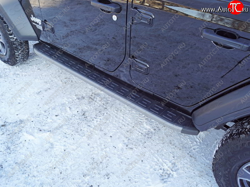 21 349 р. Пороги алюминиевые с пластиковой накладкой ТСС Тюнинг  Jeep Wrangler  JL (2018-2024) (карбон серые)  с доставкой в г. Калуга