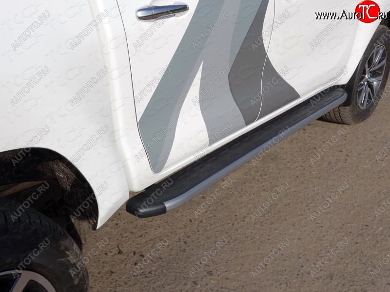 21 349 р. Пороги алюминиевые с пластиковой накладкой ТСС Тюнинг  Toyota Hilux  AN120 (2020-2024) (карбон серые)  с доставкой в г. Калуга