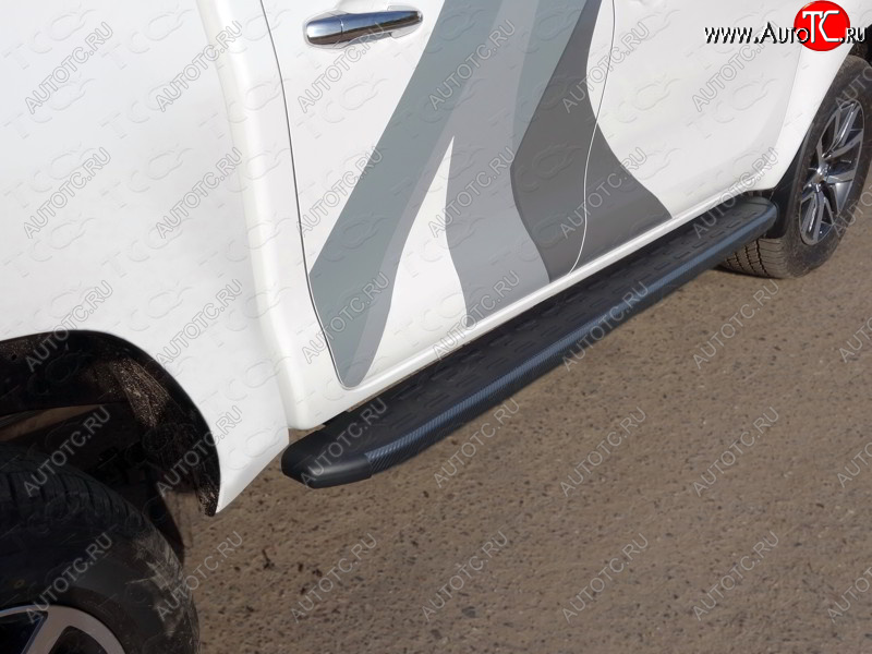 21 349 р. Пороги алюминиевые с пластиковой накладкой ТСС Тюнинг  Toyota Hilux  AN120 (2020-2024) (карбон черные)  с доставкой в г. Калуга