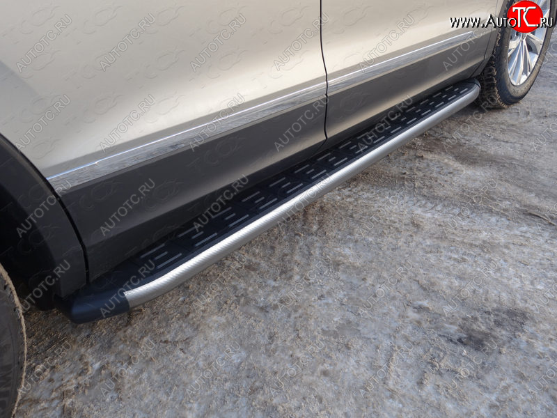 21 349 р. Пороги алюминиевые с пластиковой накладкой ТСС Тюнинг  Volkswagen Tiguan  Mk2 (2016-2020) (карбон серые)  с доставкой в г. Калуга