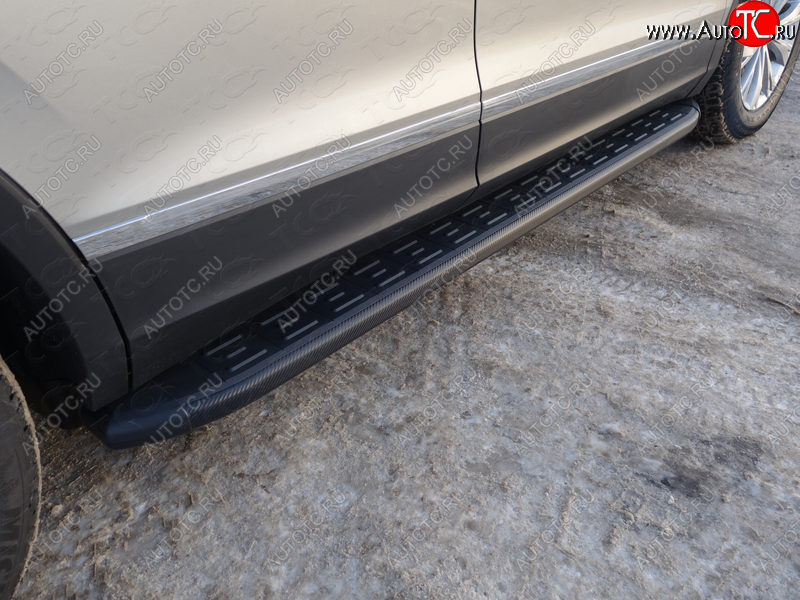 21 349 р. Пороги алюминиевые с пластиковой накладкой ТСС Тюнинг  Volkswagen Tiguan  Mk2 (2016-2020) (карбон черные)  с доставкой в г. Калуга