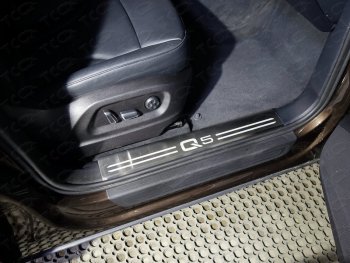 8 199 р. Накладки на пластиковые порожки салона (нержавейка, 4 шт.) ТСС Тюнинг  Audi Q5  8R (2008-2017) (лист шлифованный надпись Q5)  с доставкой в г. Калуга. Увеличить фотографию 1
