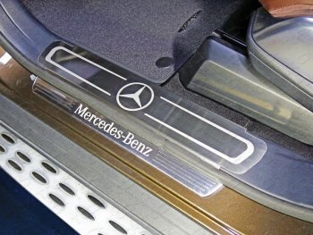 7 699 р. Накладки на пластиковые пороги (лист шлифованный логотип Mercedes)   Копируемое: Накладки на передние пороги, ТСС Тюнинг Mercedes-Benz GL class X166 дорестайлинг (2012-2016) (лист шлифованный логотип Mercedes)  с доставкой в г. Калуга. Увеличить фотографию 1