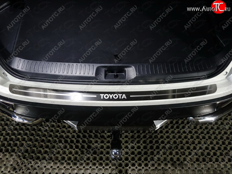 4 099 р. Накладка на задний бампер, ТСС Тюнинг  Toyota Highlander  XU50 (2016-2020) (лист шлифованный надписьToyot)  с доставкой в г. Калуга