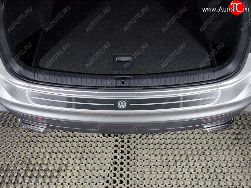 3 099 р. Накладка на задний бампер ТСС Тюнинг  Volkswagen Tiguan  Mk2 (2016-2020) (лист шлифованный логотип VW)  с доставкой в г. Калуга