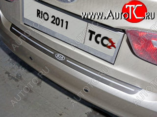 2 799 р. Накладка на задний бампер ТСС Тюнинг  KIA Rio  3 QB (2011-2015) (Лист шлитфованный надпись RIO)  с доставкой в г. Калуга