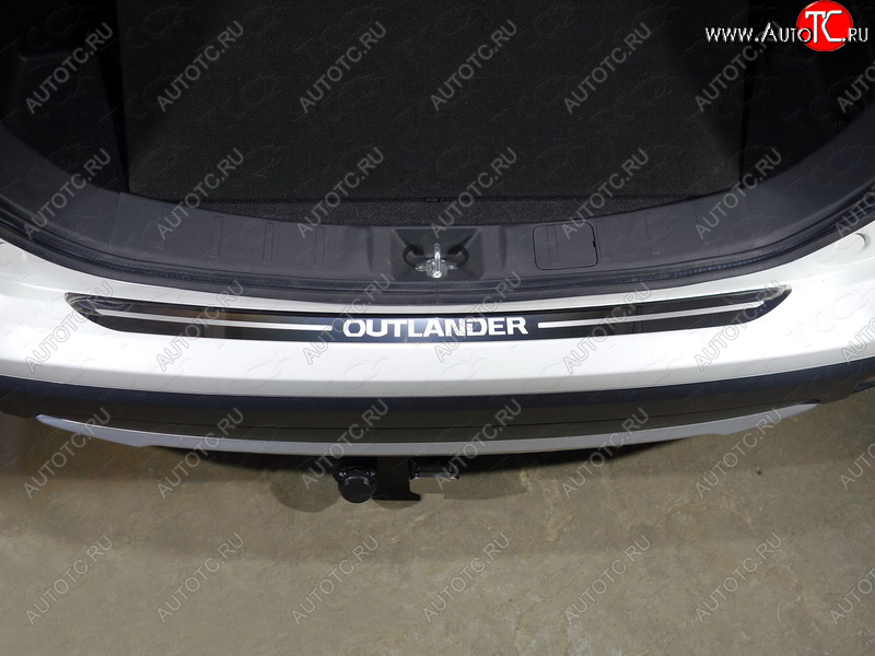 3 899 р. Накладка на задний бампер ТСС Тюнинг  Mitsubishi Outlander  GF (2015-2018) (лист зеркальный надпись OUTLANDER)  с доставкой в г. Калуга