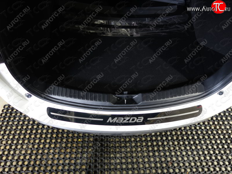 3 499 р. Накладка на задний бампер ТСС Тюнинг  Mazda CX-5  KF (2016-2024) (лист зеркальный надпись MAZDA)  с доставкой в г. Калуга