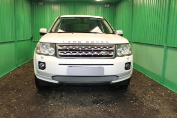 3 399 р. Защитная сетка в бампер (низ, ячейка 3х7 мм) Alfeco Стандарт  Land Rover Freelander  L359 (2010-2012) 1-ый рестайлинг (Хром)  с доставкой в г. Калуга. Увеличить фотографию 1