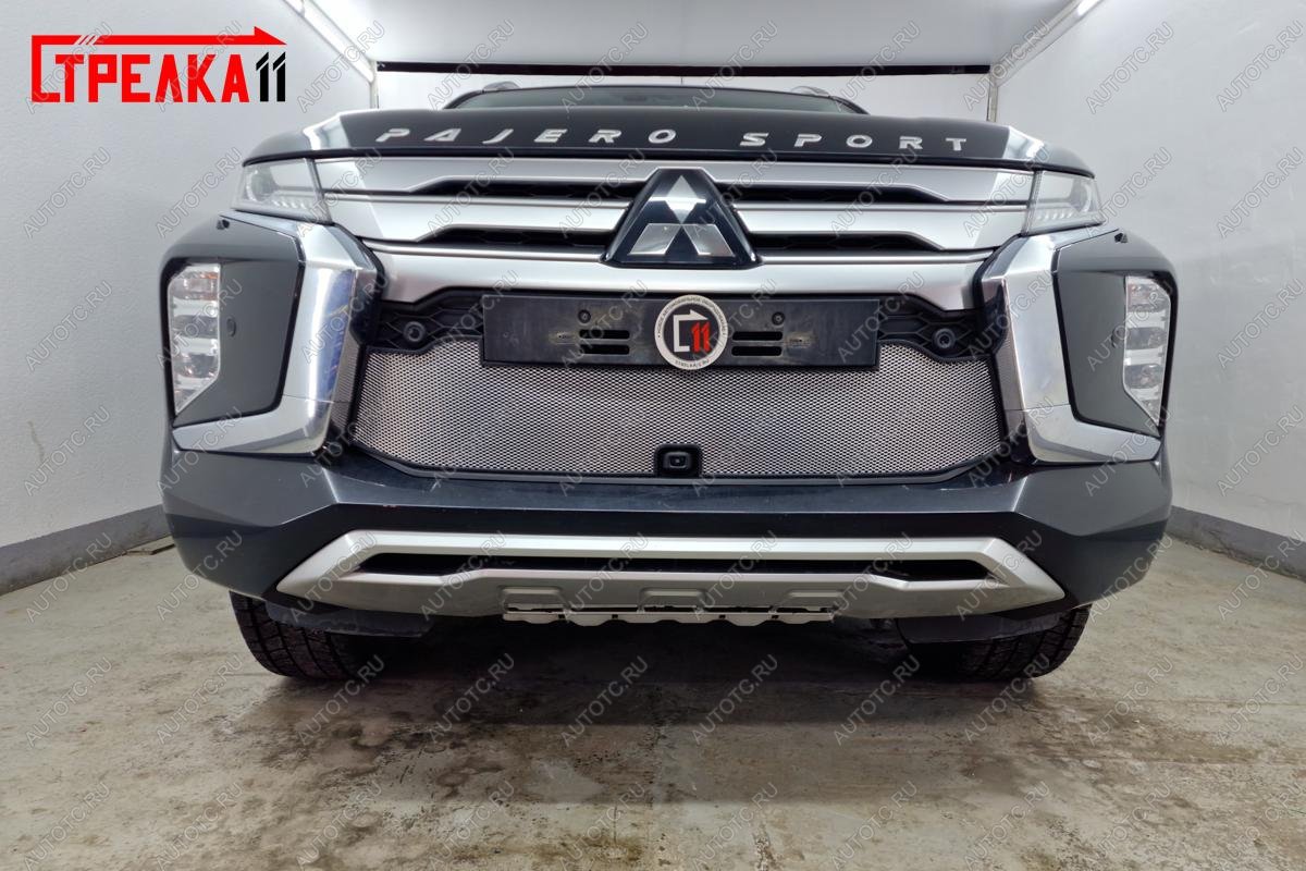 3 599 р. Защита радиатора (с камерой) Стрелка11 Стандарт  Mitsubishi Pajero Sport  QF (2019-2022) рестайлинг (черная)  с доставкой в г. Калуга