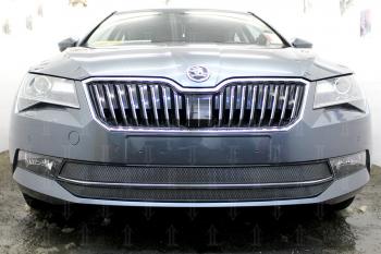 3 999 р. Защита радиатора (2 части) Стрелка11 Стандарт Skoda Superb B8 (3V) лифтбэк дорестайлинг (2015-2019) (черная)  с доставкой в г. Калуга. Увеличить фотографию 1