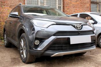 2 499 р. Защита радиатора (верх с камерой) Стрелка11 Стандарт  Toyota RAV4  XA40 (2015-2019) 5 дв. рестайлинг (черная)  с доставкой в г. Калуга. Увеличить фотографию 1